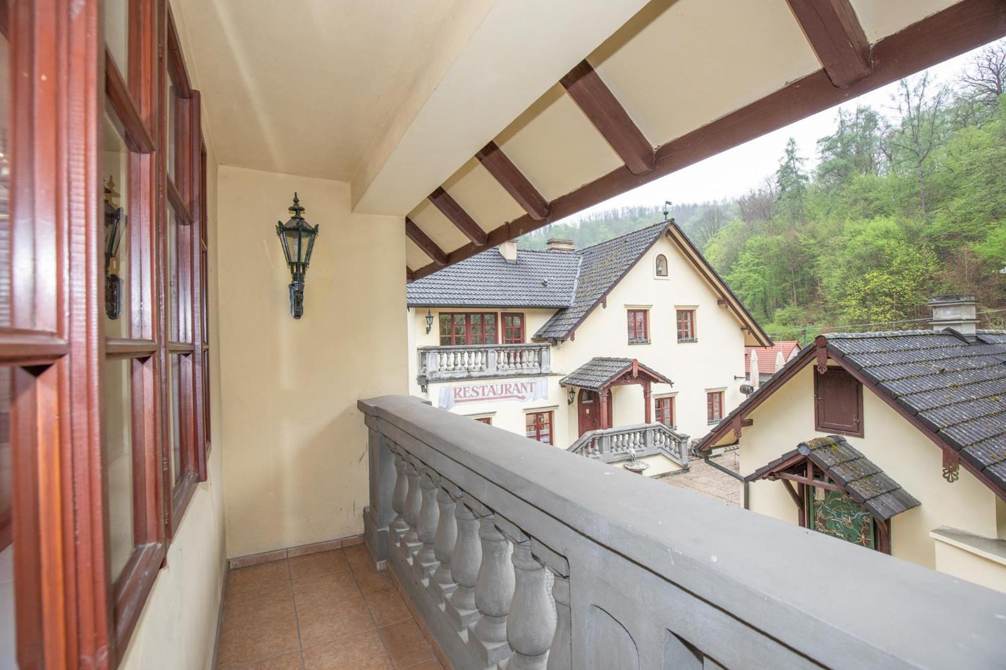 Resort U Jelena Křivoklát Exteriör bild