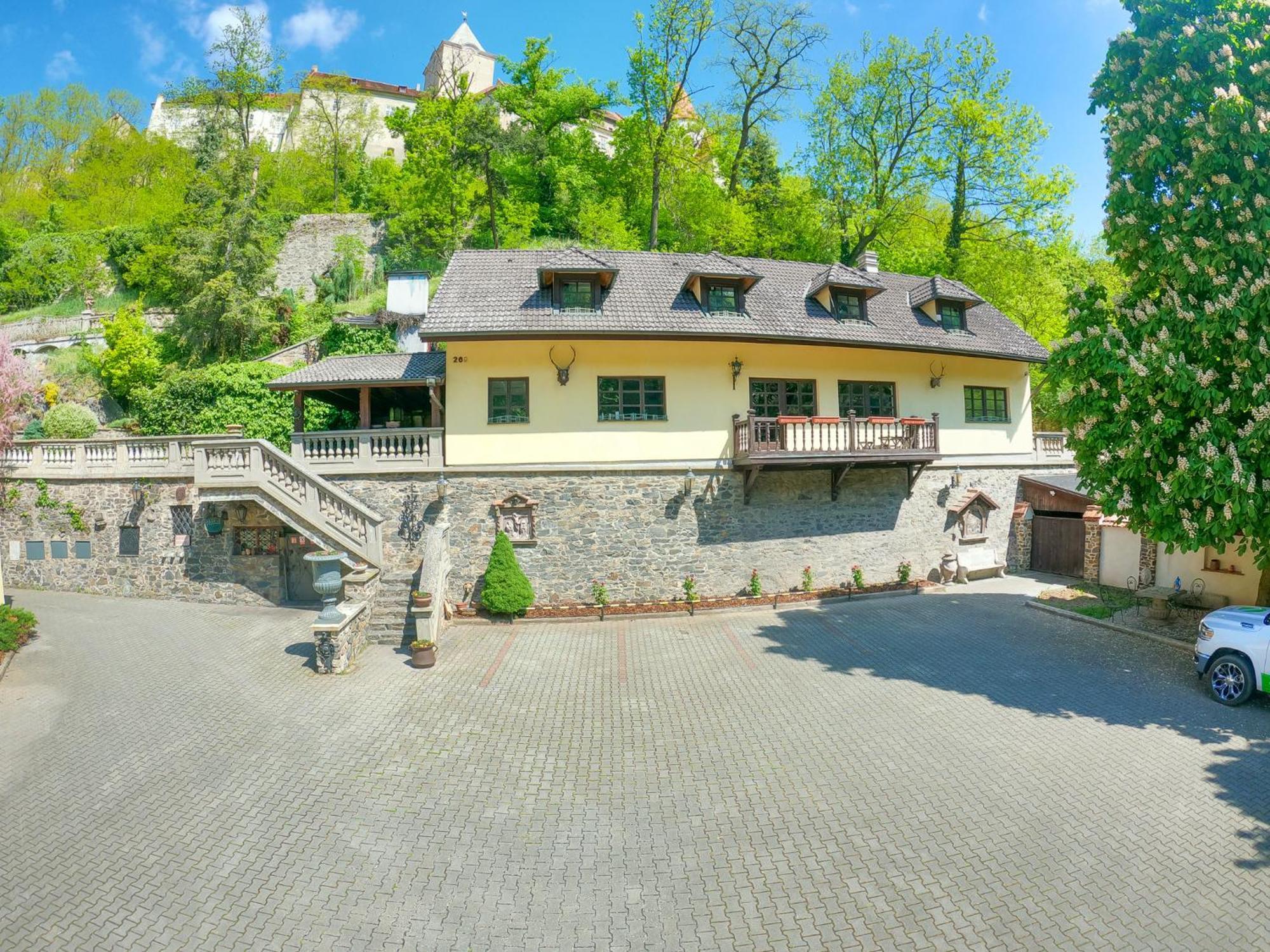 Resort U Jelena Křivoklát Exteriör bild