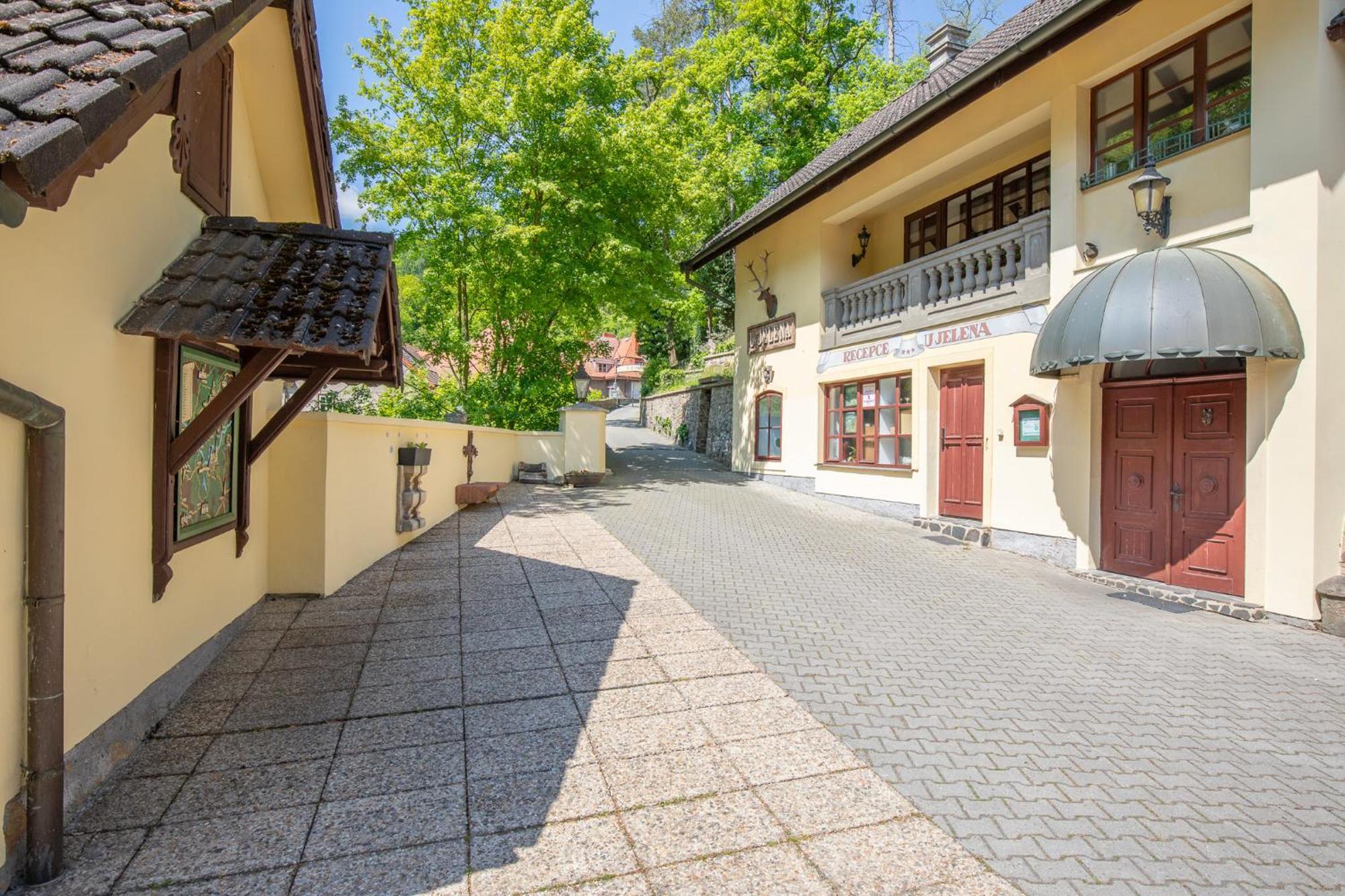 Resort U Jelena Křivoklát Exteriör bild