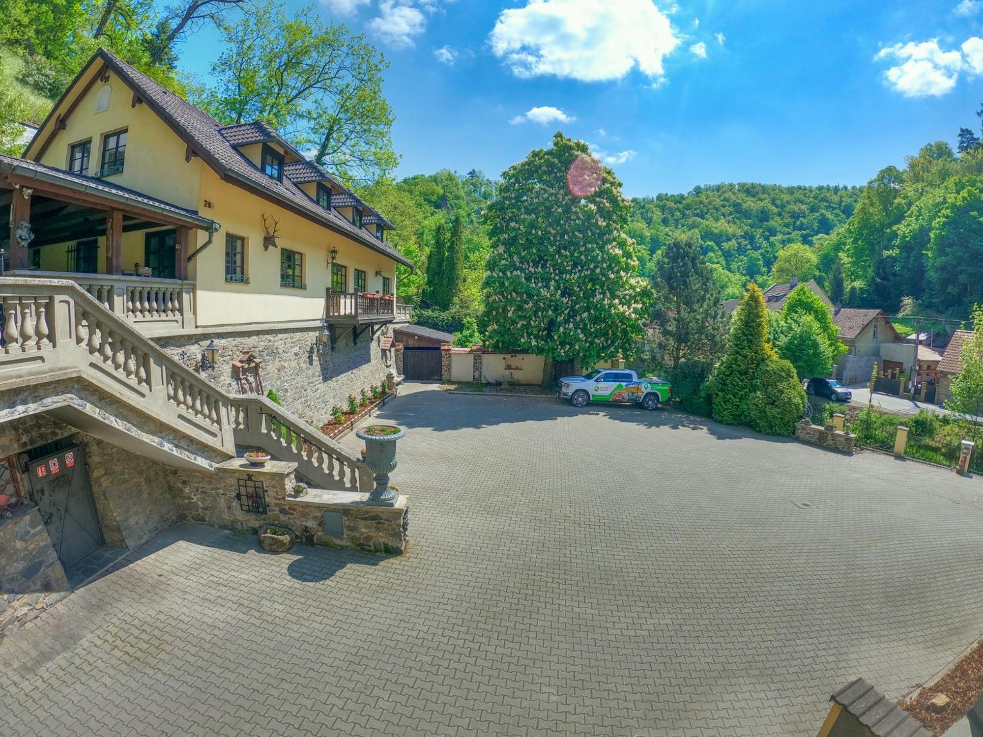Resort U Jelena Křivoklát Exteriör bild