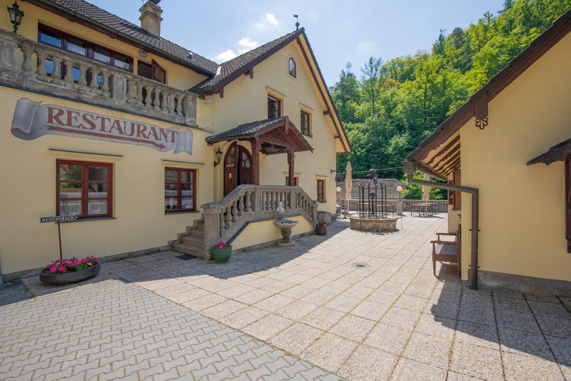 Resort U Jelena Křivoklát Exteriör bild
