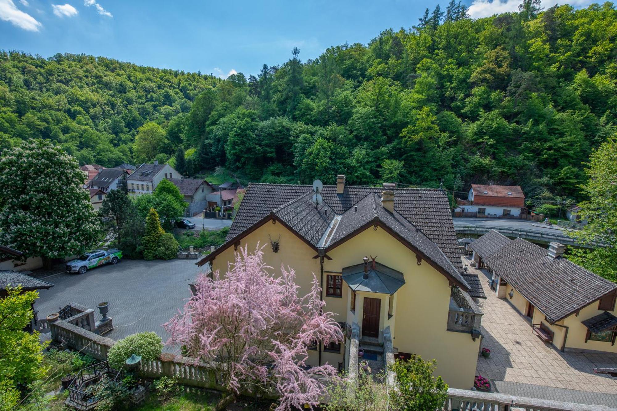 Resort U Jelena Křivoklát Exteriör bild