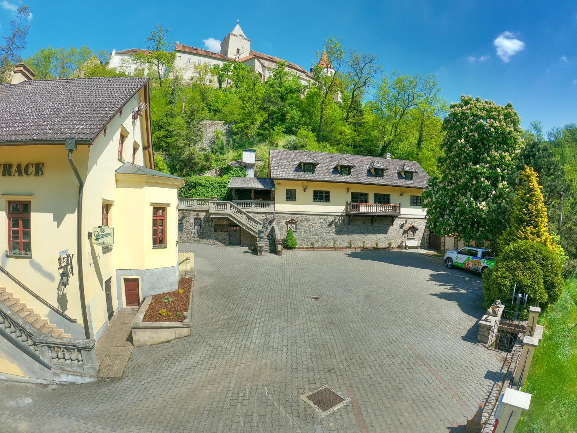 Resort U Jelena Křivoklát Exteriör bild