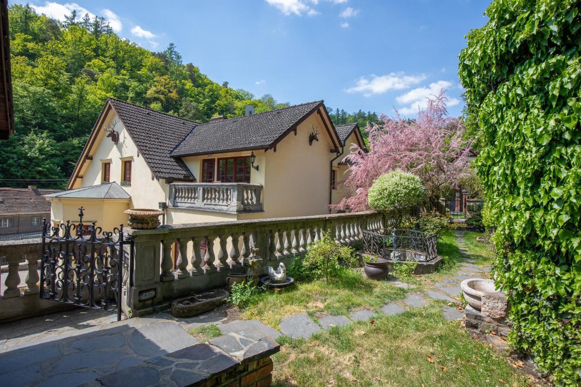 Resort U Jelena Křivoklát Exteriör bild