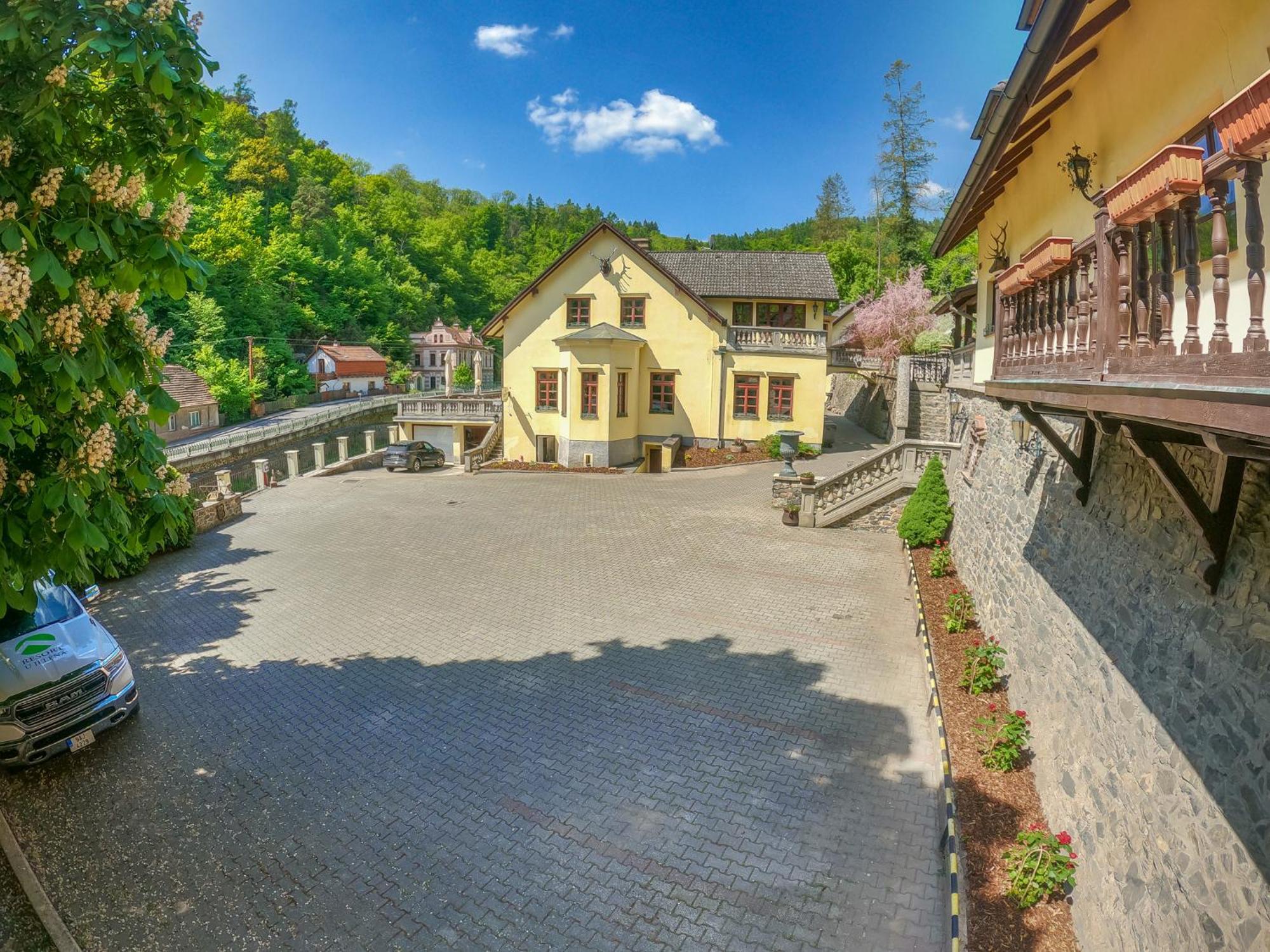 Resort U Jelena Křivoklát Exteriör bild
