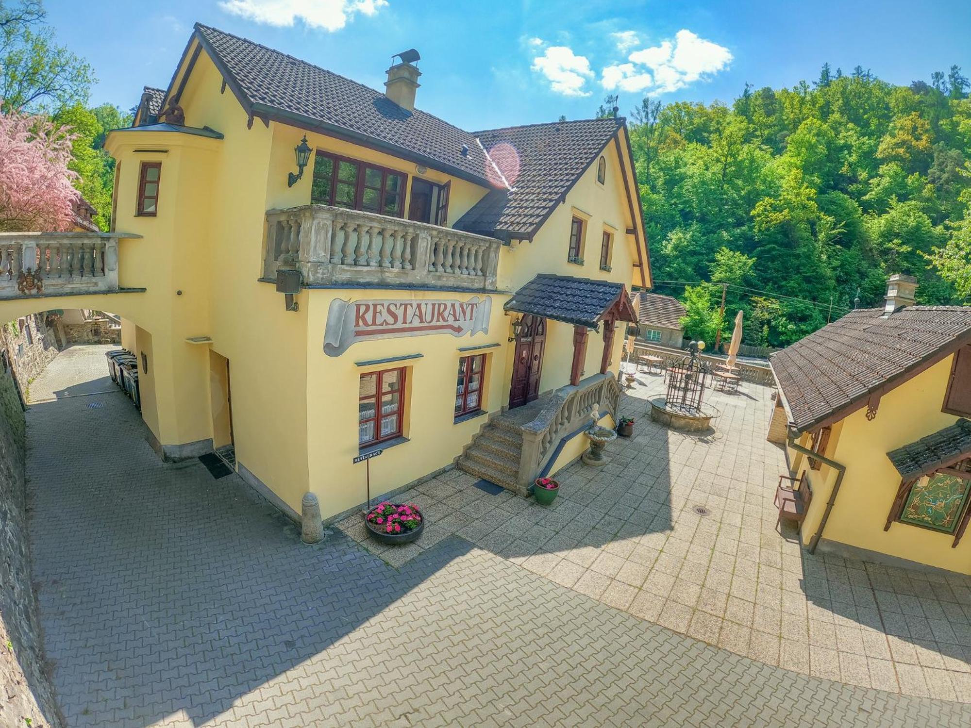 Resort U Jelena Křivoklát Exteriör bild