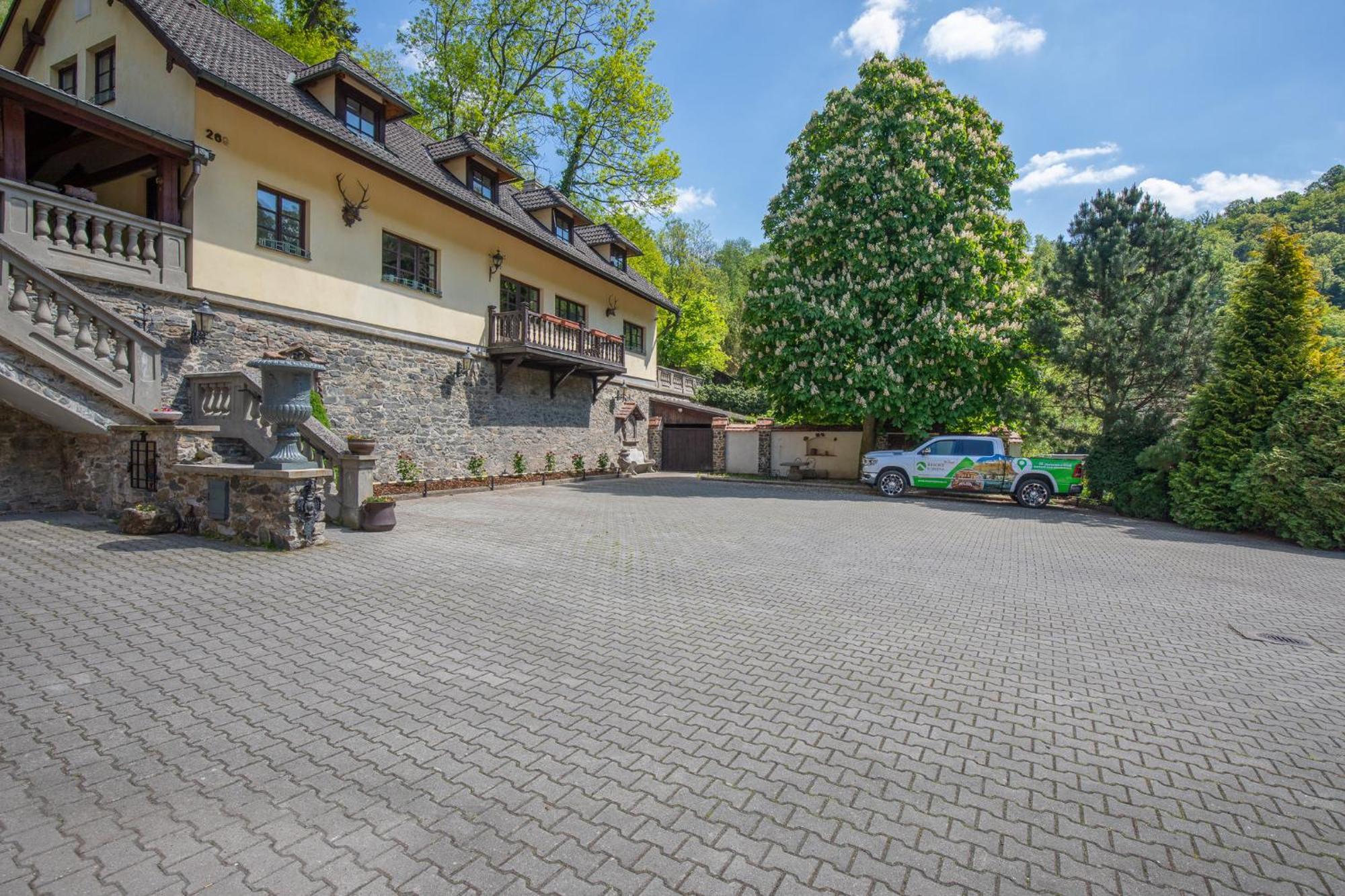 Resort U Jelena Křivoklát Exteriör bild